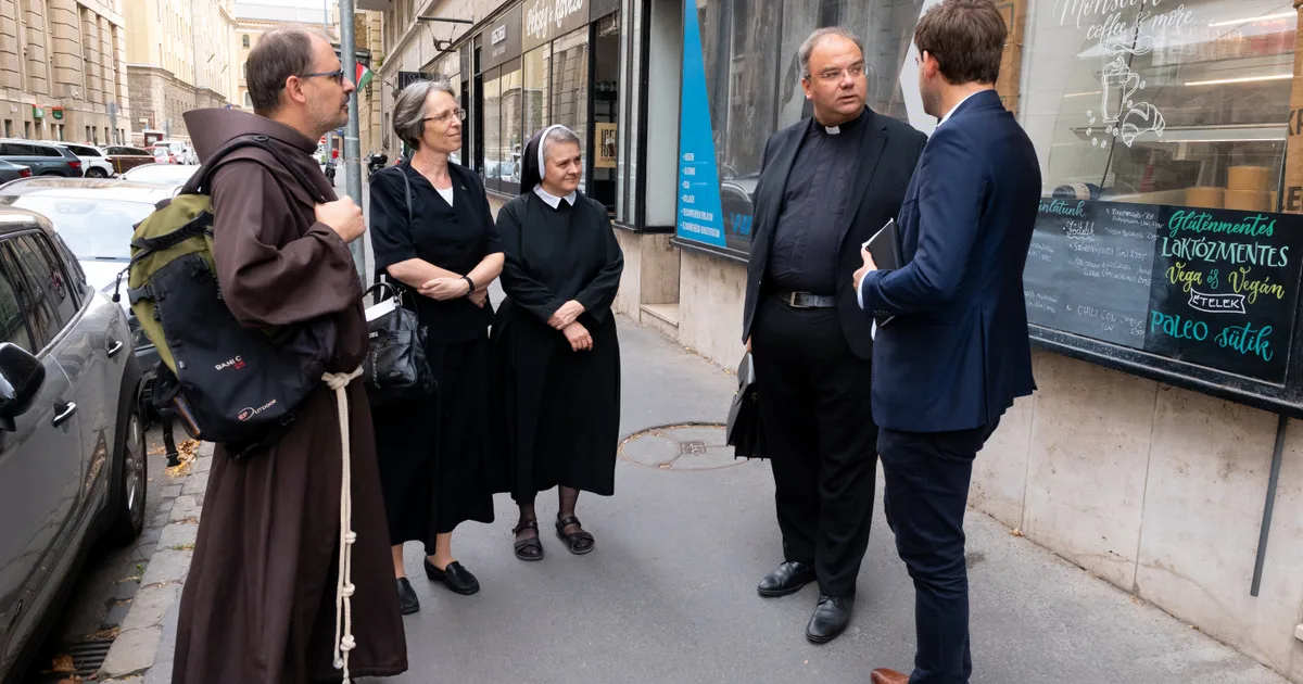 Amikor öt szerzetes megoldást kínál a minisztériumban