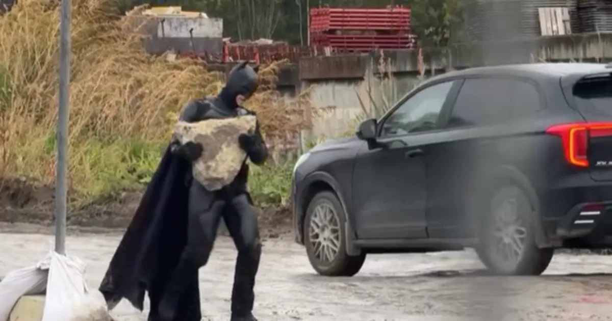 Batman elege lett a szentpétervári kátyúkból, maga javítja az utakat
