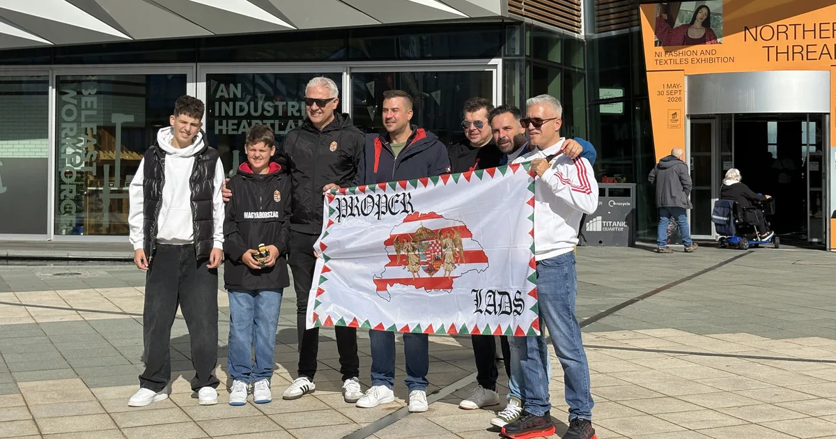 Belfast utcáin masíroznak a magyar szurkolók