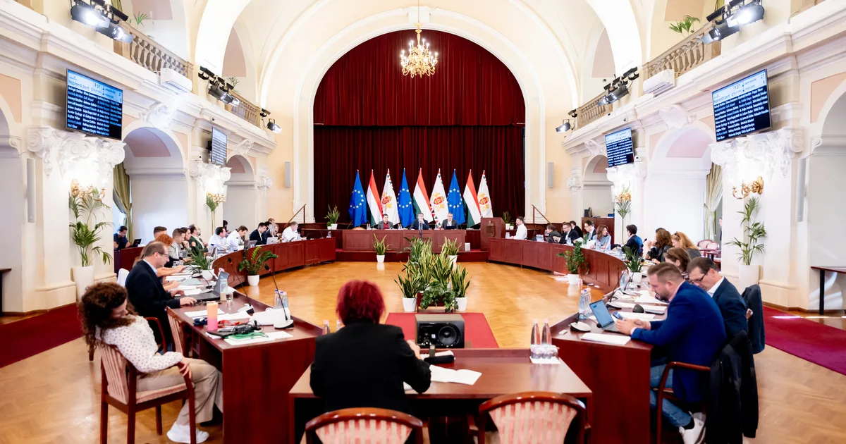 Feszültség a Városházán, tüntetők az ülésteremben