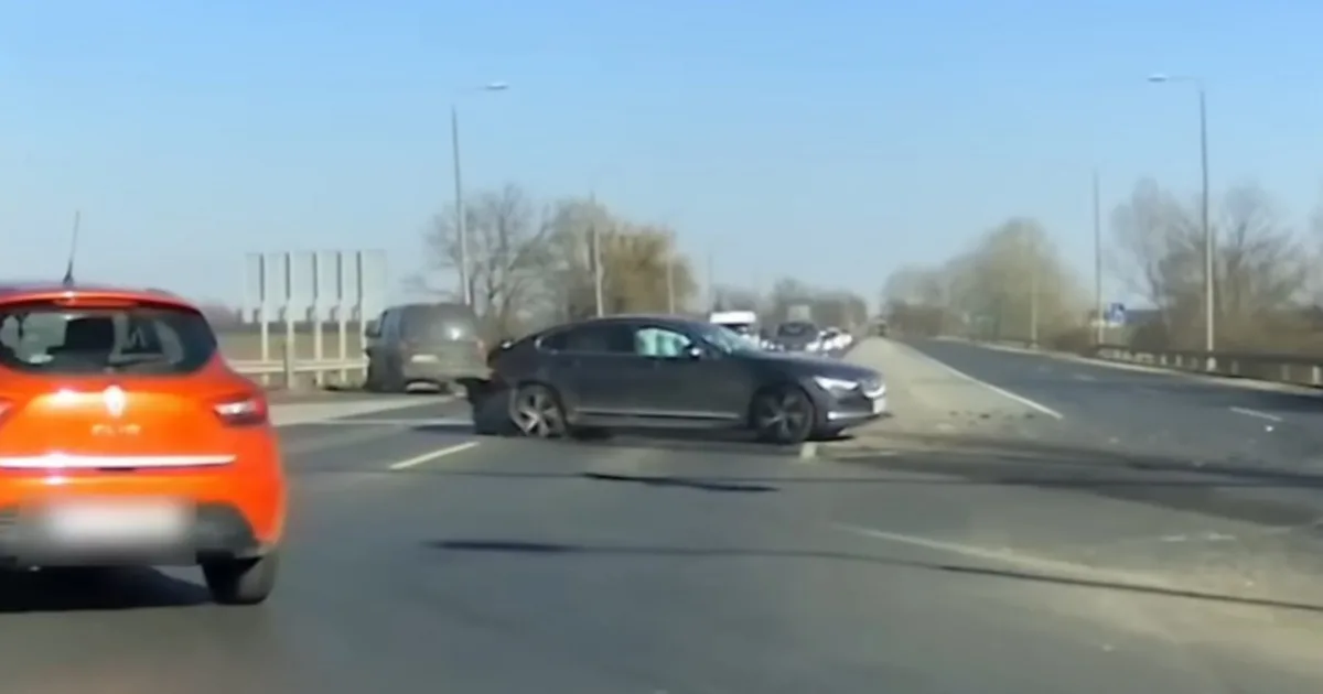 Figyelmetlen kanyarodás miatt hátulról ütköztek neki