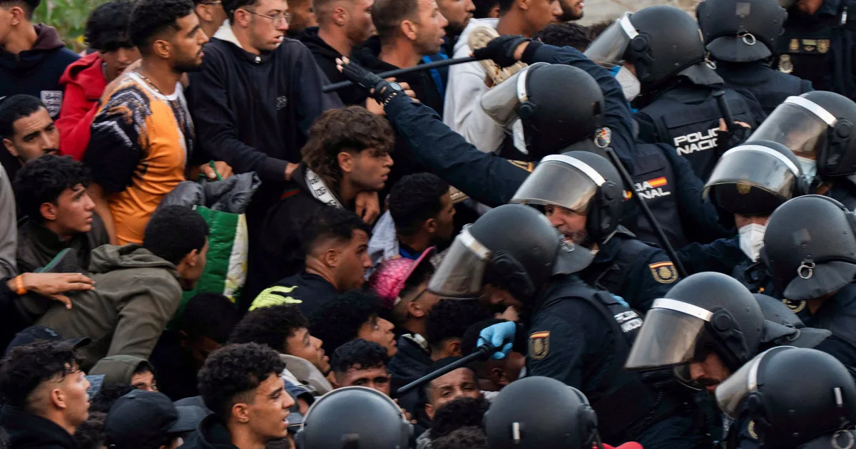 Figyelmeztető lövések közepette fajult káosszá a migránsok áttelepítése Ceutában