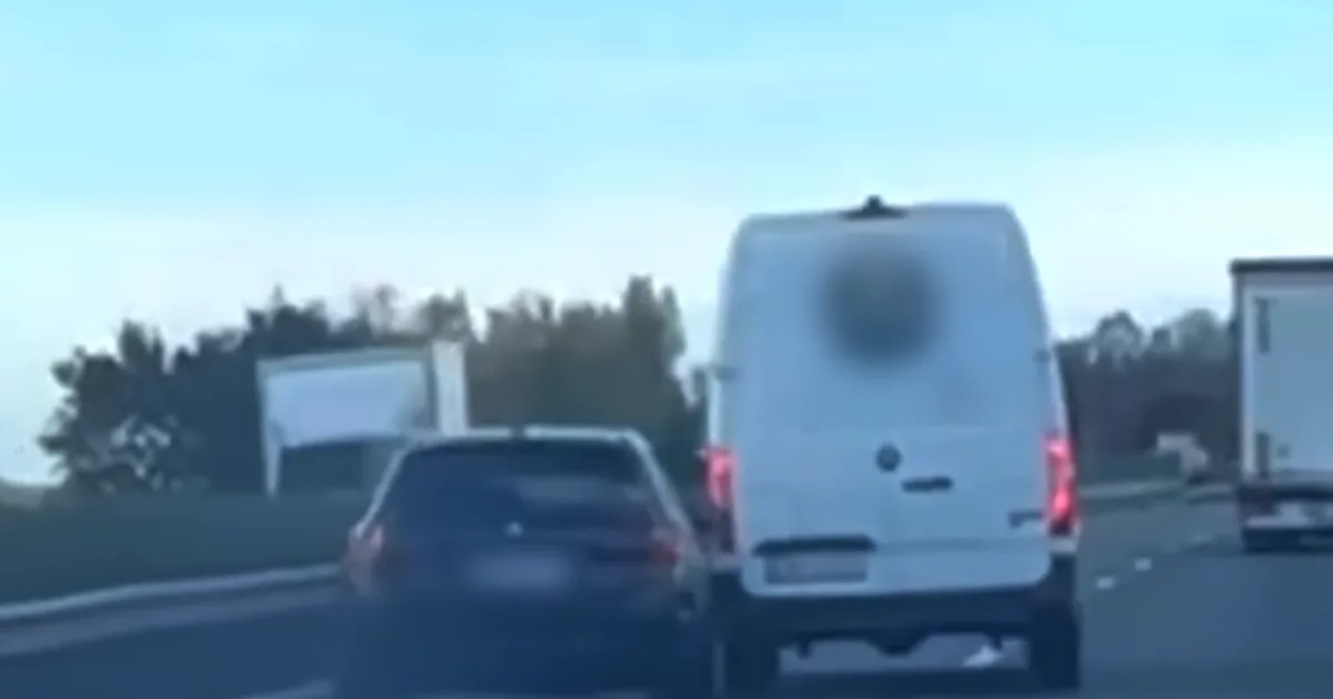 Furgonos rátámadt az autósra az M1-esen, a szalagkorlátnak szorította