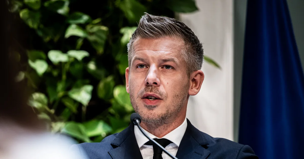 Hazaárulózás Pécsen: Magyar Pétert támadták