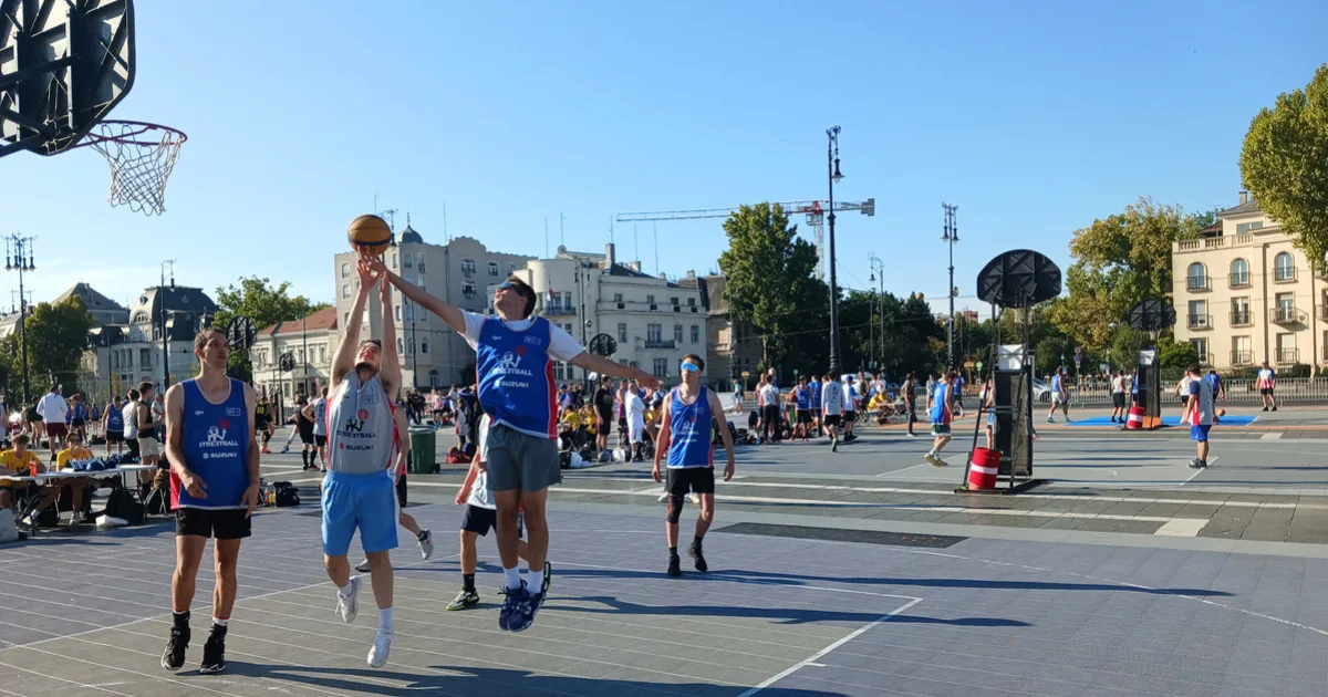 Hősök tere megszállva, a közönség döbbenten figyelt