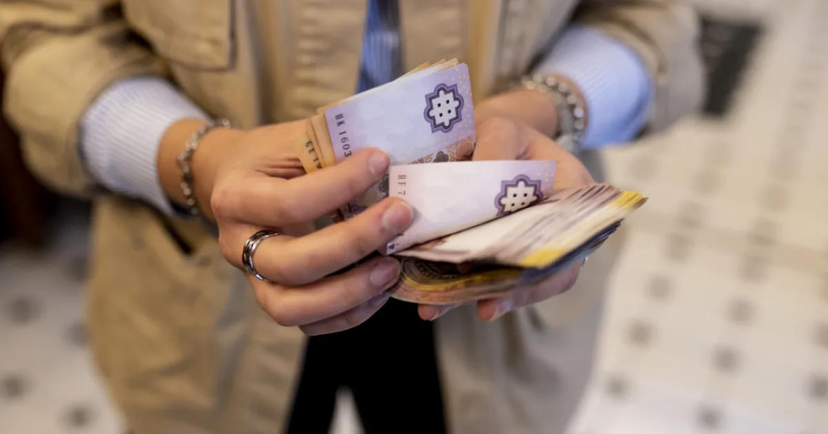 Közel 22 ezer milliárd forint hever a magyar párnacihákban, de az infláció felzabálja