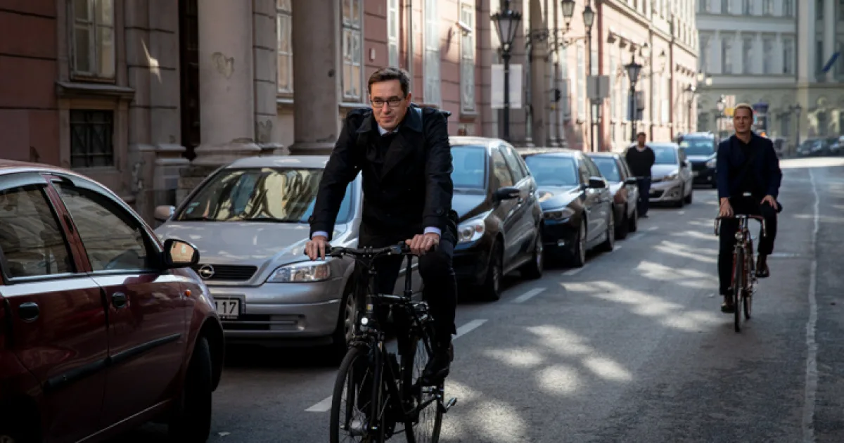 Magyar Péter kerékpárral érkezett a kormányülésre