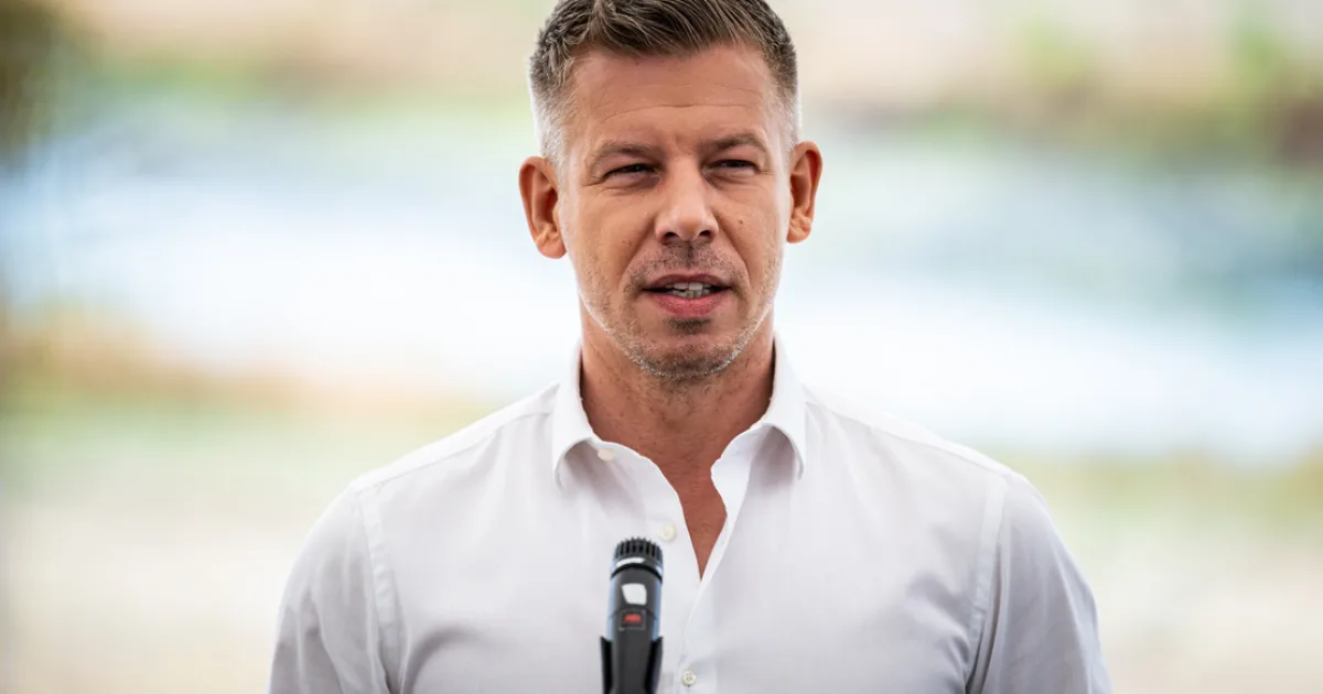 Magyar Péter Rómában kapott kritikák után Vecsésen folytatta