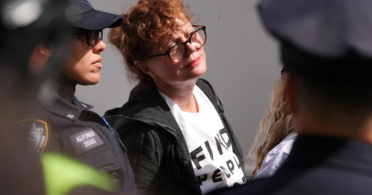 Őrizetbe vették Susan Sarandont egy Netanjahu-ellenes tüntetésen