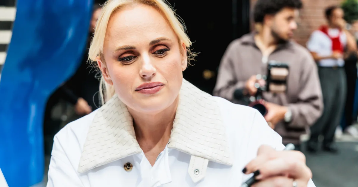 Rebel Wilson pere tovább szélesedik: lejárató oldal és titkos üzenetek