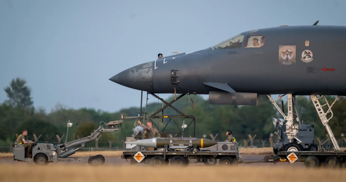Rendőrök lepték el az amerikai bombázókat fogadó brit légibázist, több őrizetbe vétel