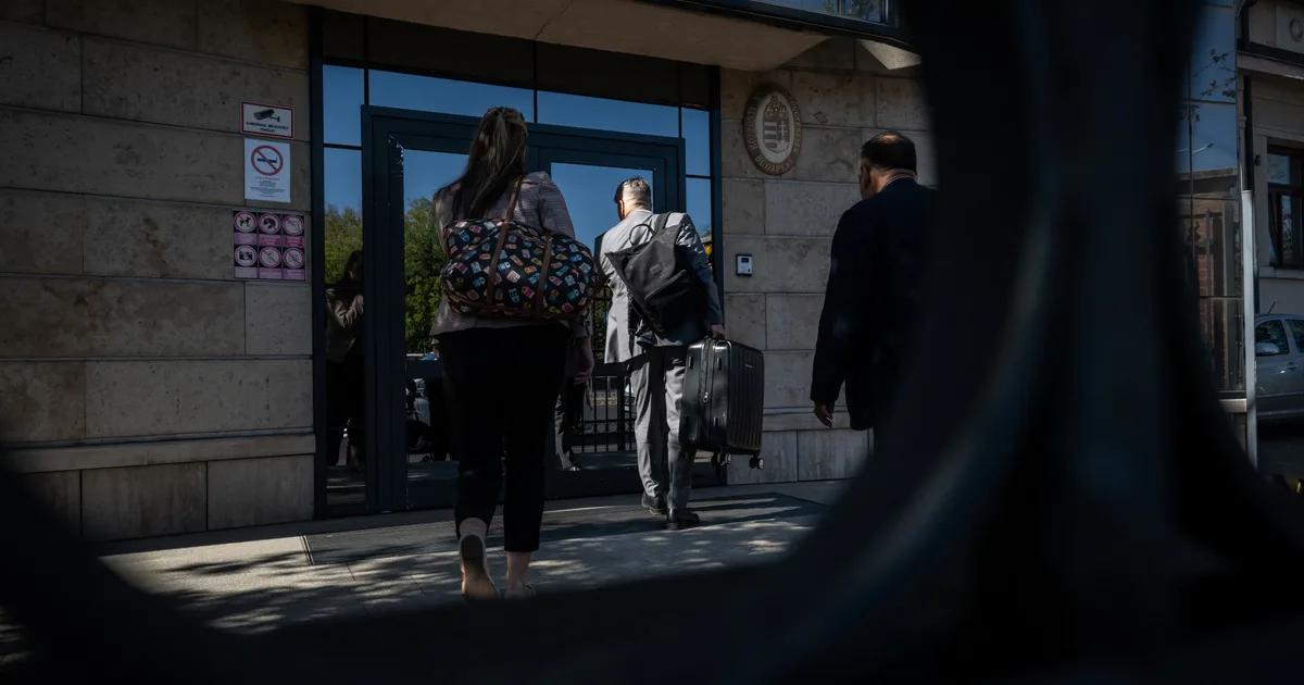 Seszták Miklós ügyvédje gurulós bőrönddel érkezett az ügyészségre