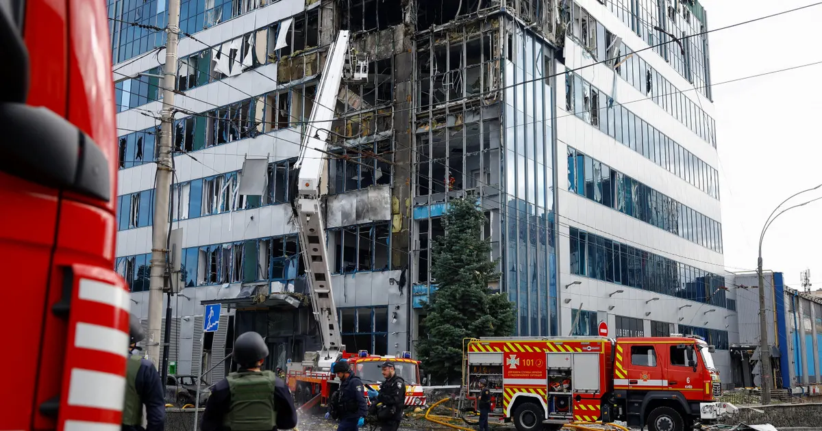 Sokkoló felvétel: drón csapódott egy kijevi épületbe