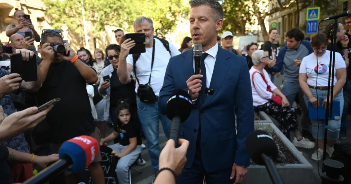 Szociális dolgozók béremelést követelnek, Magyar Péter átvette