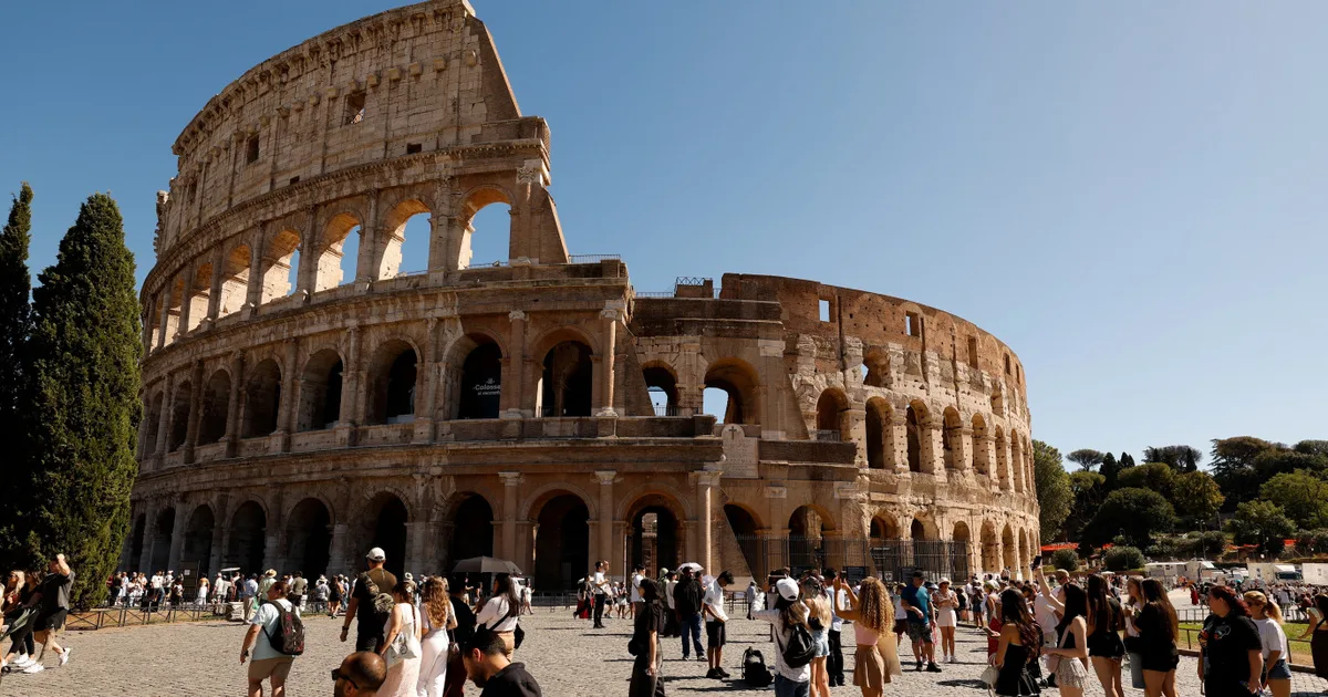 Újranyitják a Colosseumot, vizsgálat indult az ipari alpinista halála ügyében