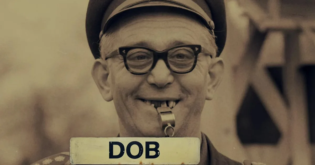 Vidám arcok egy barakkból, többségük már halott