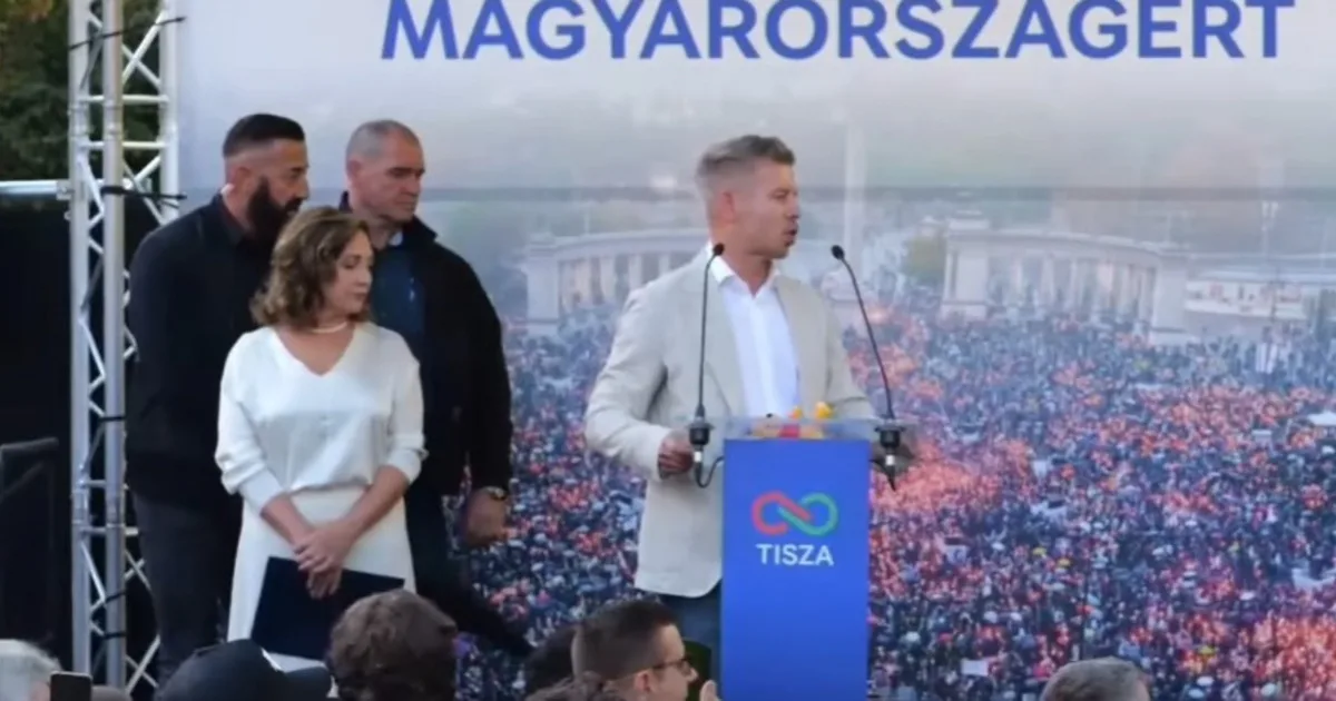 Zavargás Magyar Péter országjárásán, megdobták a miniszterelnököt