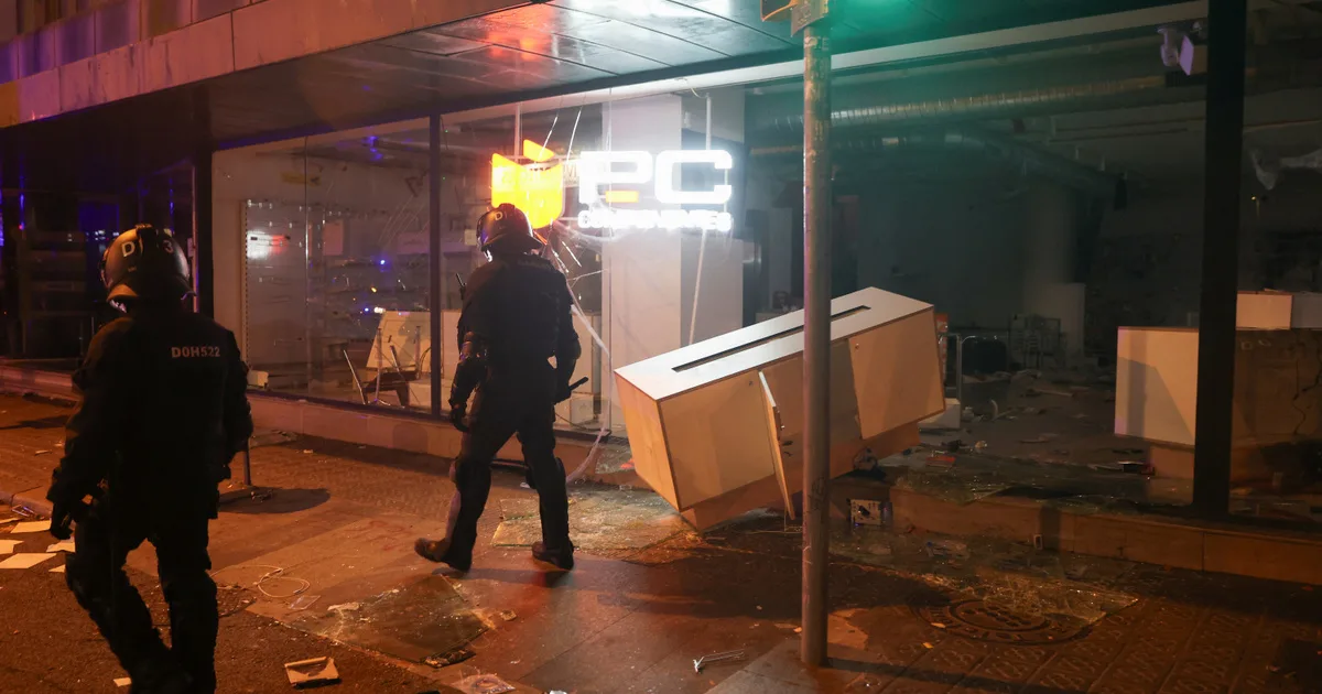Erőszak Barcelonában: fosztogatás és gyújtogatás a TikTokon buzdított diákok miatt