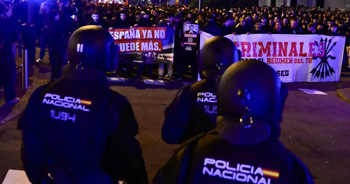 Hőkamerával keresték a roncsok közé szorult túlélőket, tüntetések Madridban