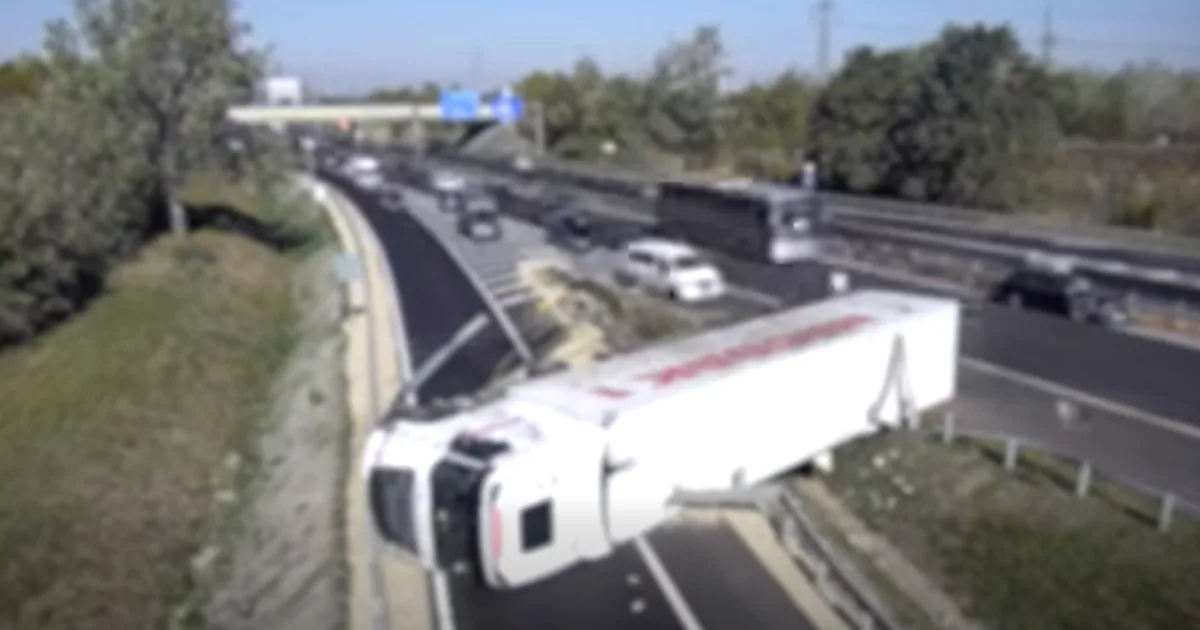 Kamion borult az M1-esen, miután a sofőr az utolsó pillanatban meggondolta magát