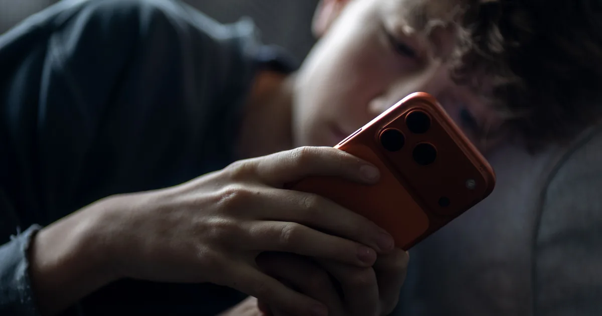 Magyarország is korlátozná a Facebook és az Instagram használatát a fiatalok körében