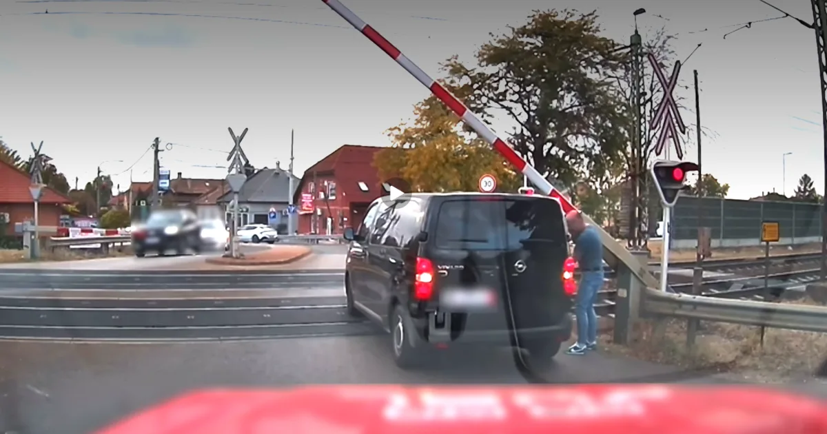 Megdöbbentő jelenetek a vecsési vasúti átjáróban: a sorompó alá szorult egy kisbusz