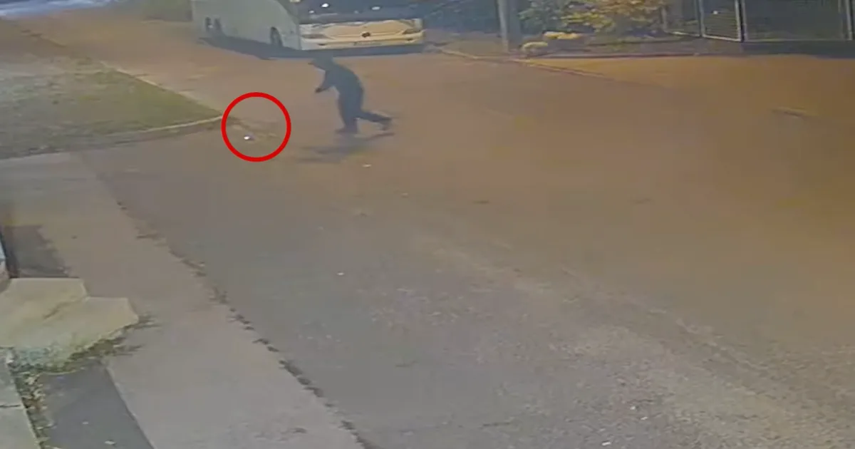 Mosolyogva figyelték a fegyőrök a Kozma utcai börtönnél ügyetlenkedő férfit
