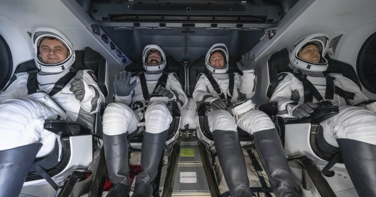 Nyolc hónap után landoltak a SpaceX űrhajósai, véget ért a történelmi misszió