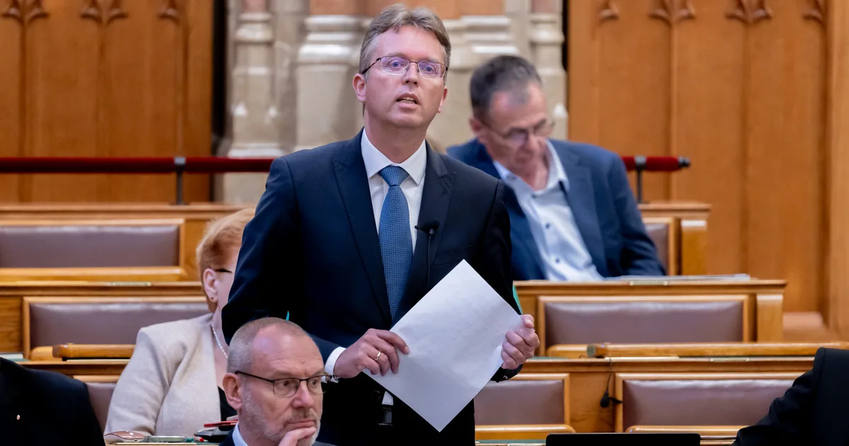 Orbán Hankó Balázst állította a kapuba, aki gólt akart rúgni, végül piros lapot kapott