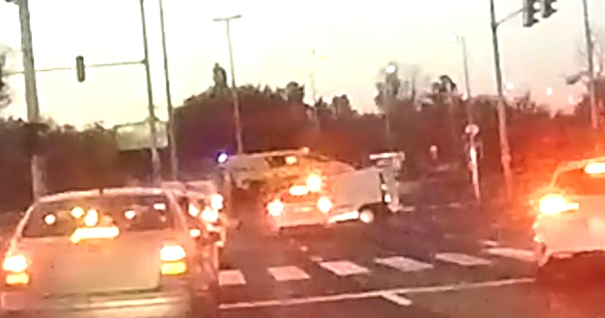 Pillanat alatt az oldalára borult a mentő a budapesti karambolnál