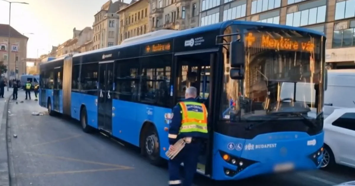 Súlyos baleset a Blaha Lujza téren: áthajtott egy férfin a csuklós busz