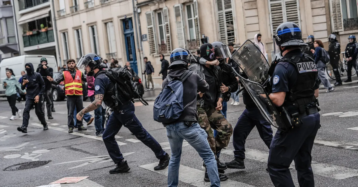 Súlyosbodó francia helyzet: ötezer letartóztatás, égő barikádok