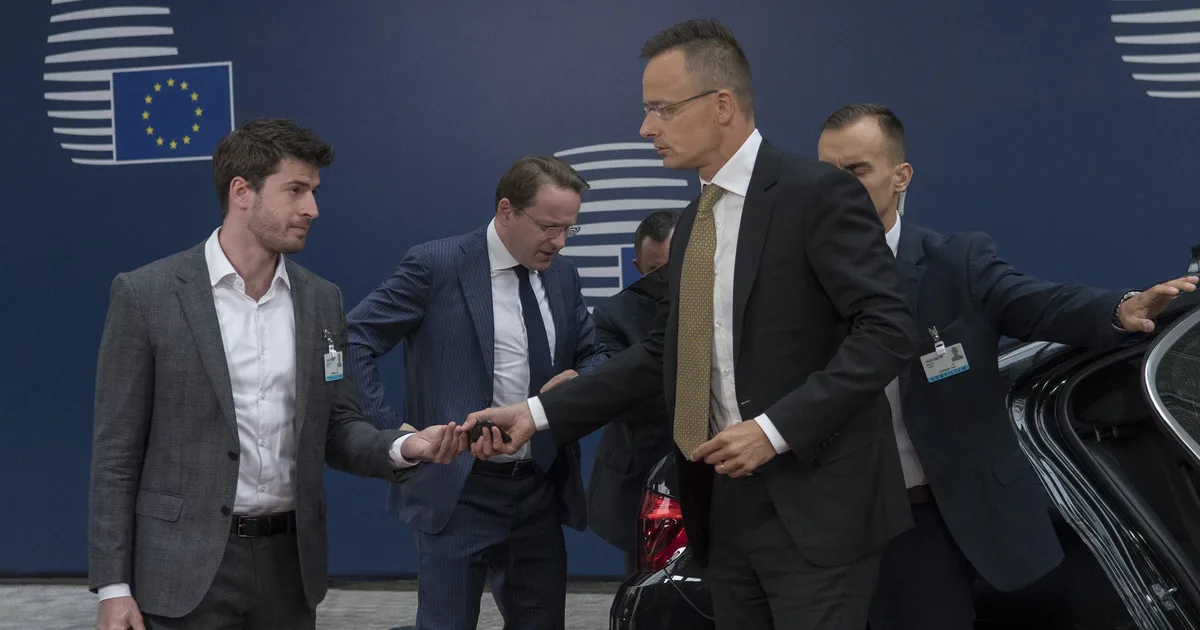 Szijjártó ex-sajtófőnökének cége viszi az ATV közösségi oldalait