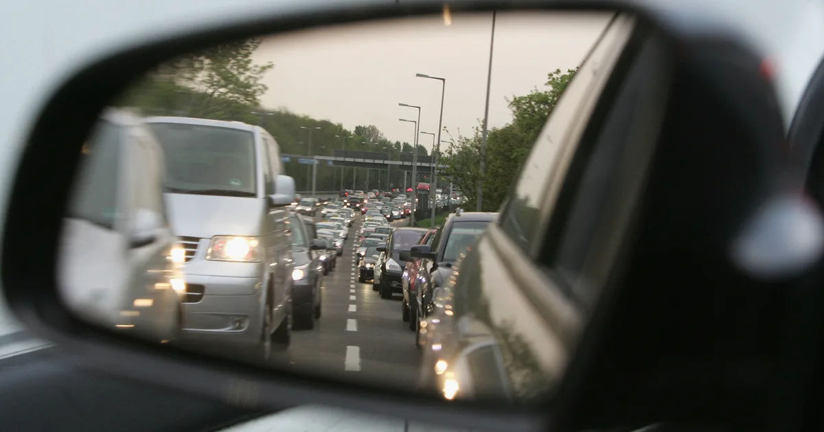 Több városban is megbénult a közlekedés, akár 40 perccel is nőhet a menetidő