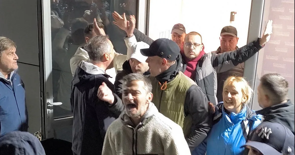 Tömeg ostromolta a kormánypárti tévé szerkesztőségét Vucsics bukása után
