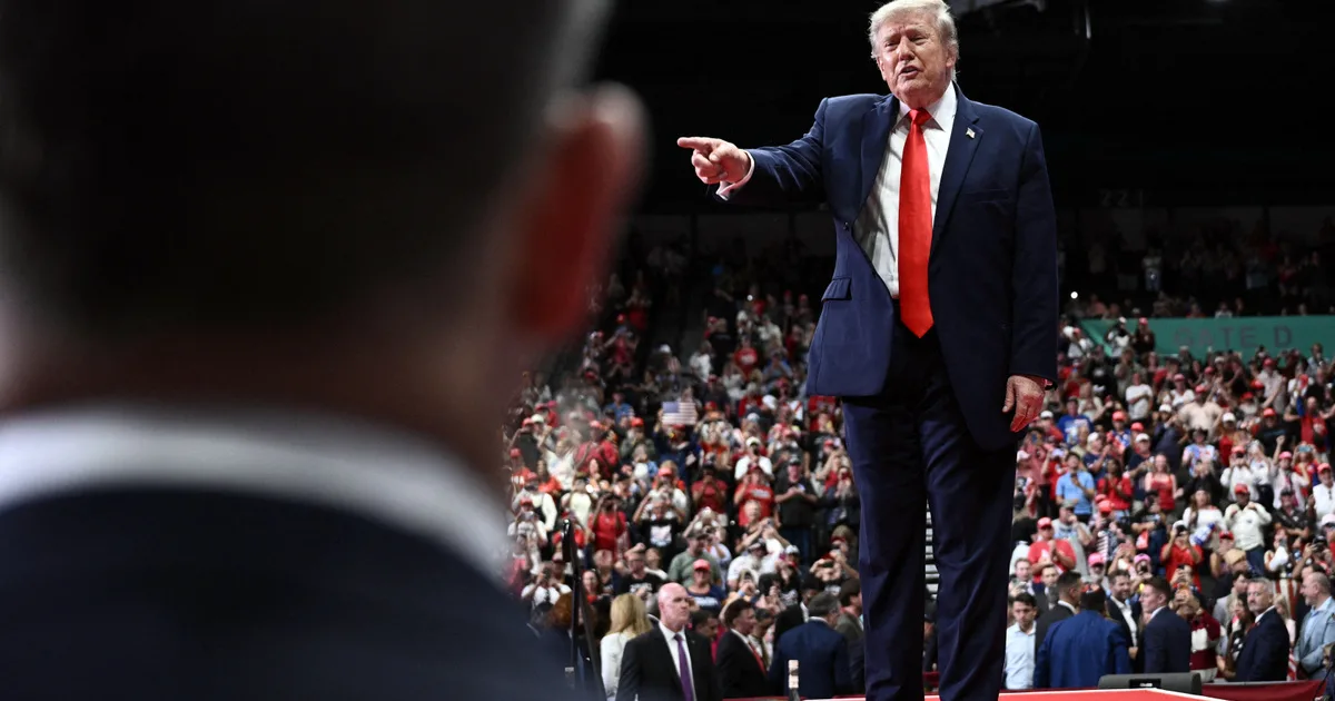 Trump „elgurult gyógyszere” után idiótázta Robert De Nirót
