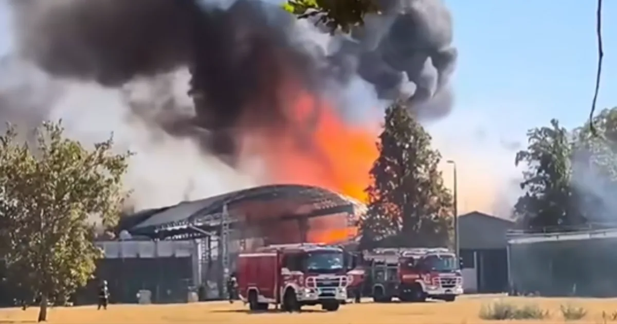Tűz ütött ki egy szegedi üzemben, videón a lángok megfékezése