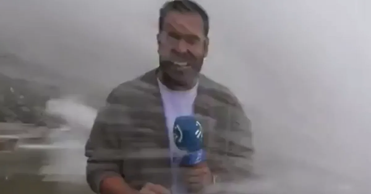 Vihar csapott le a tévésekre, élő adásban sodorta el őket egy hatalmas hullám