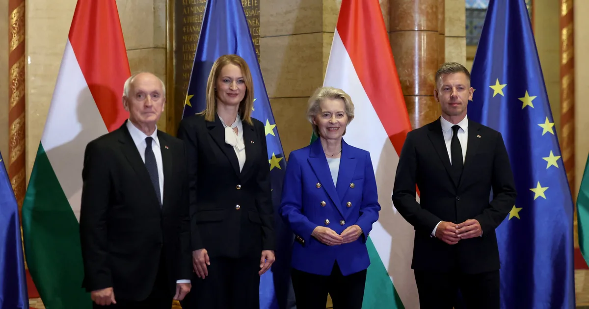 Von der Leyen a parlamentben, ünnepi beszéd Magyar Péterrel